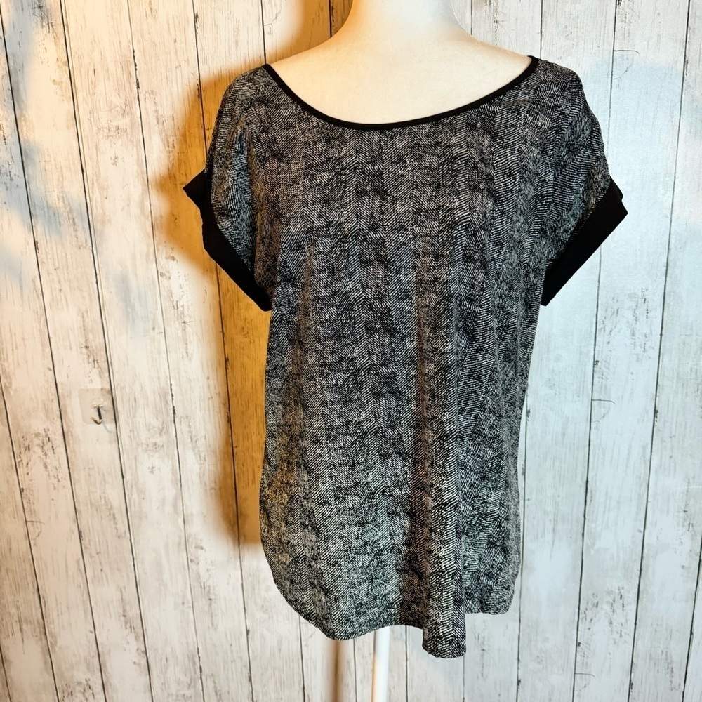 Antilia femme womens medium black & white top